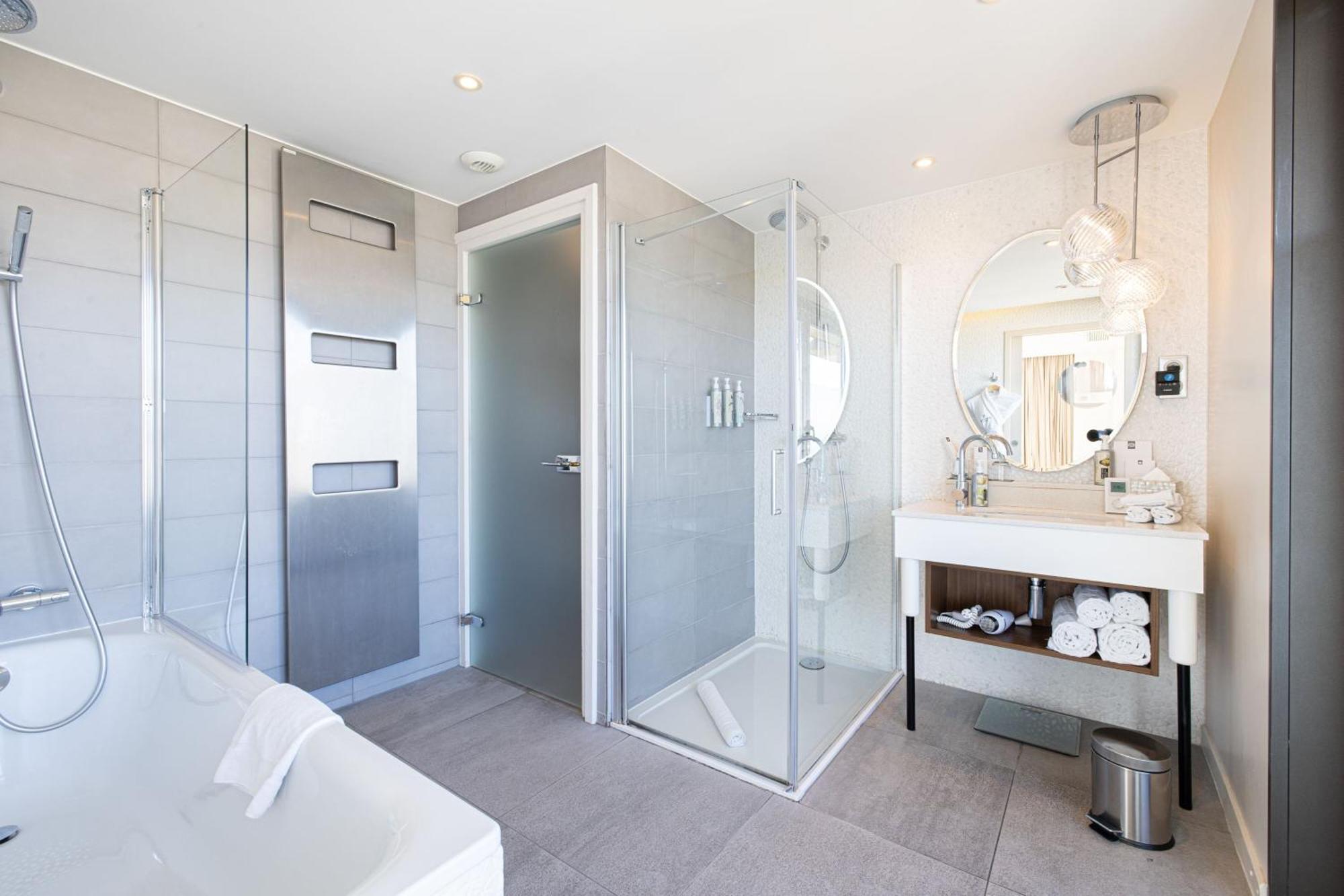 Renaissance Aix-En-Provence Hotel Exterior foto A shower cubicle